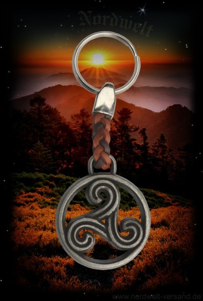 Schlüsselanhänger mit keltischer Triskele aus Metallguss und Leder