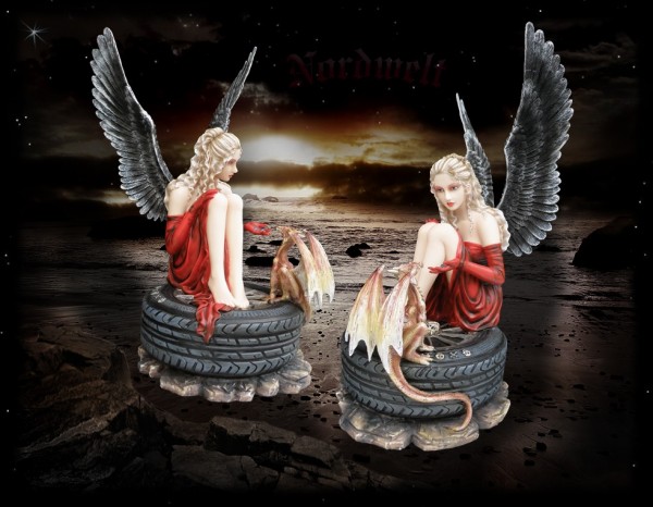 Elfe mit Drache Drachenelfe auf Autoreifen Reifen sitzend Engel 
